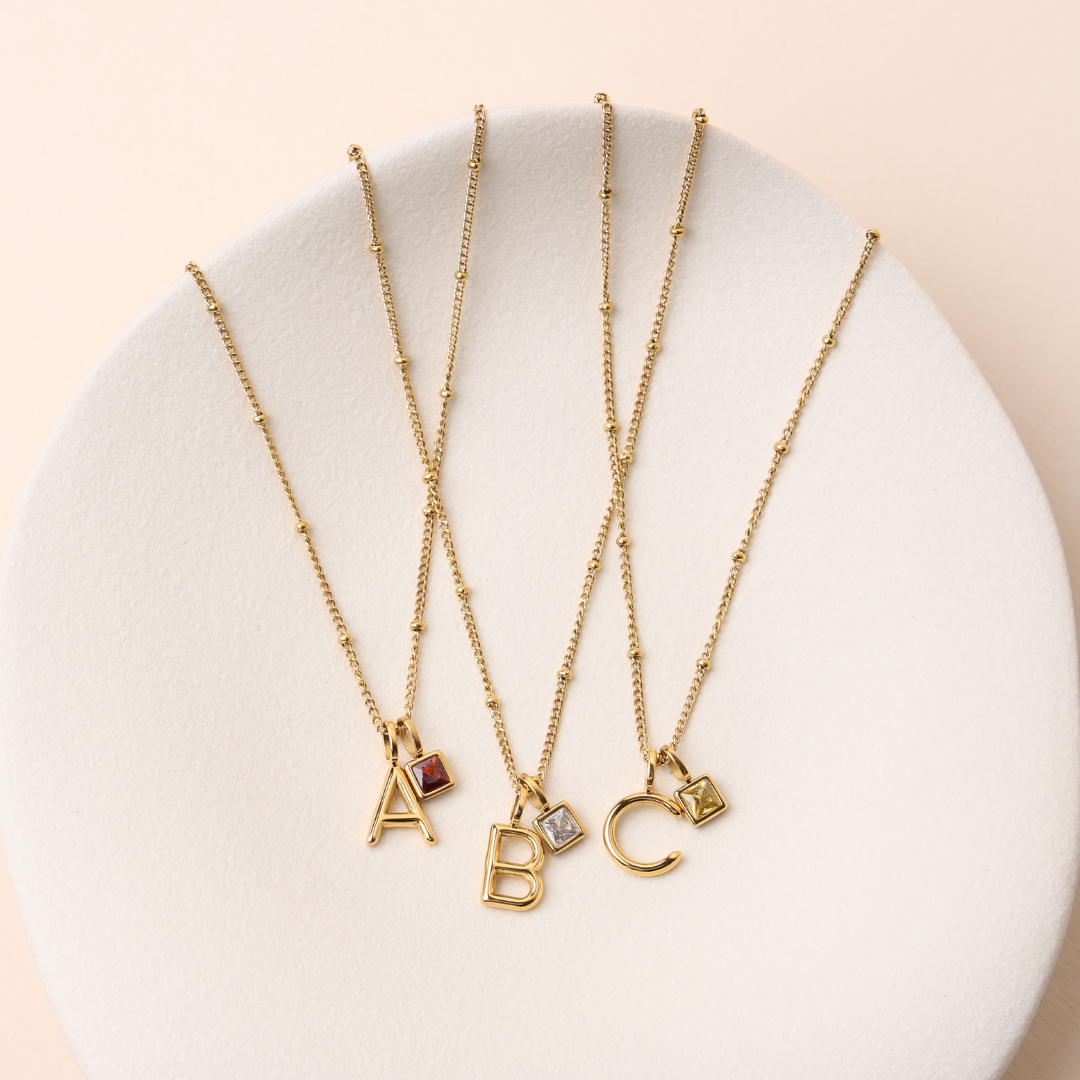 Collier pendentif avec initiales et pierre de naissance