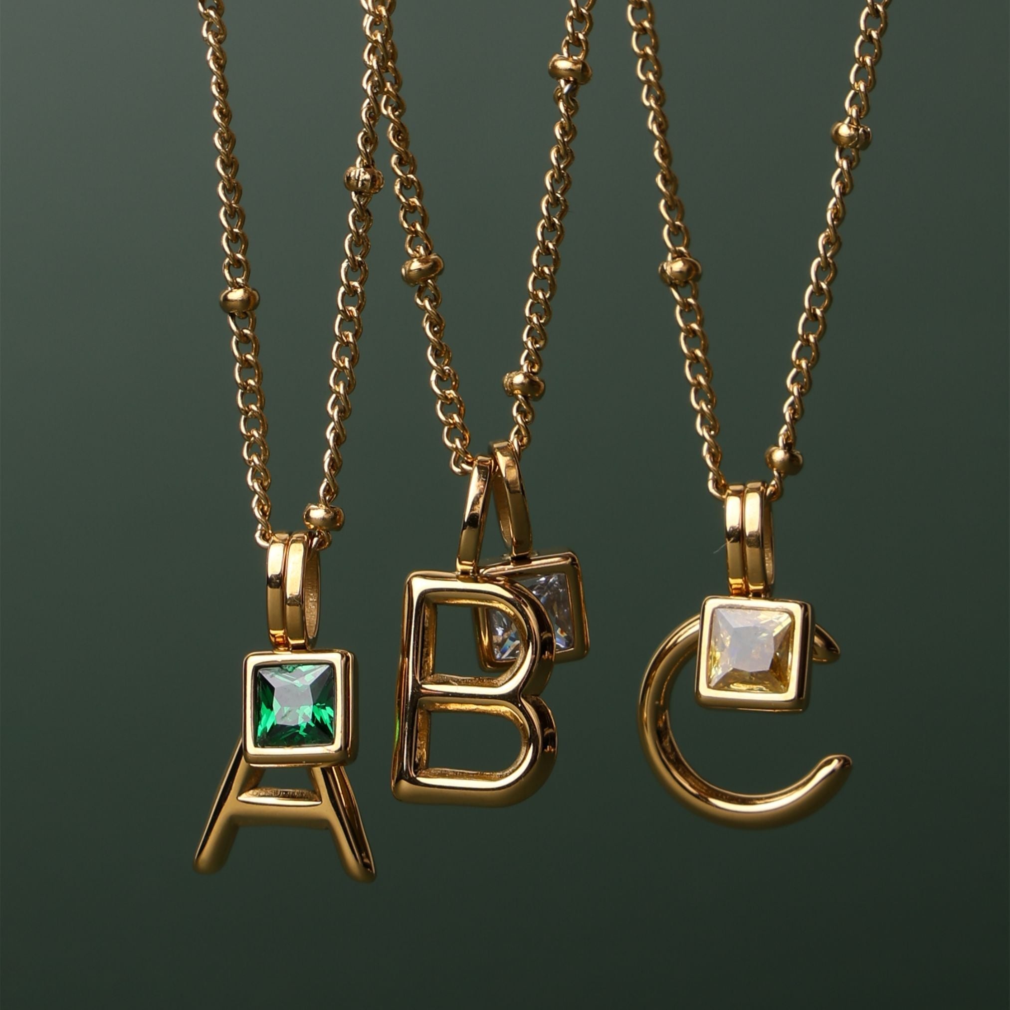 Collier pendentif avec initiales et pierre de naissance