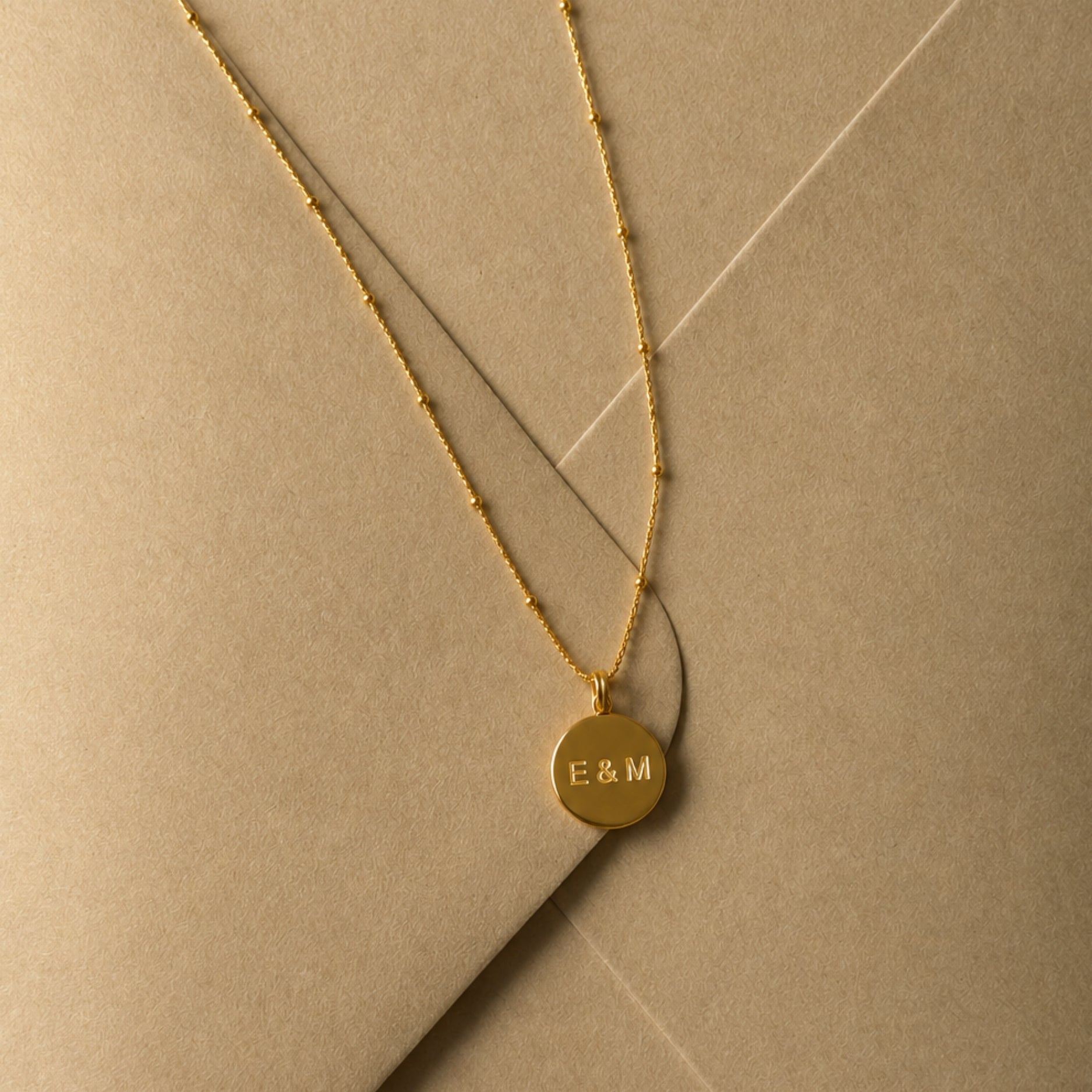 Collier médaillon délicat