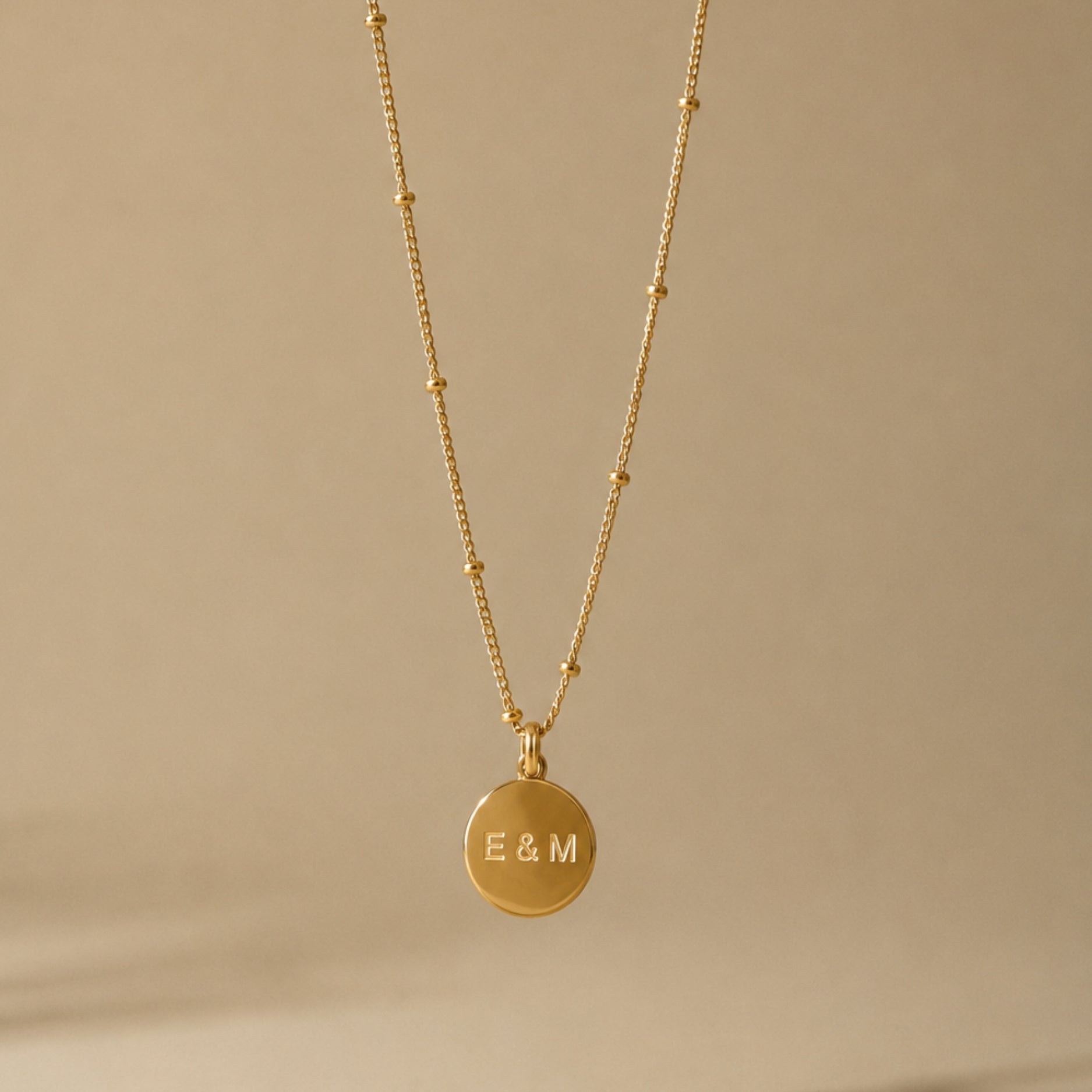 Collier médaillon délicat