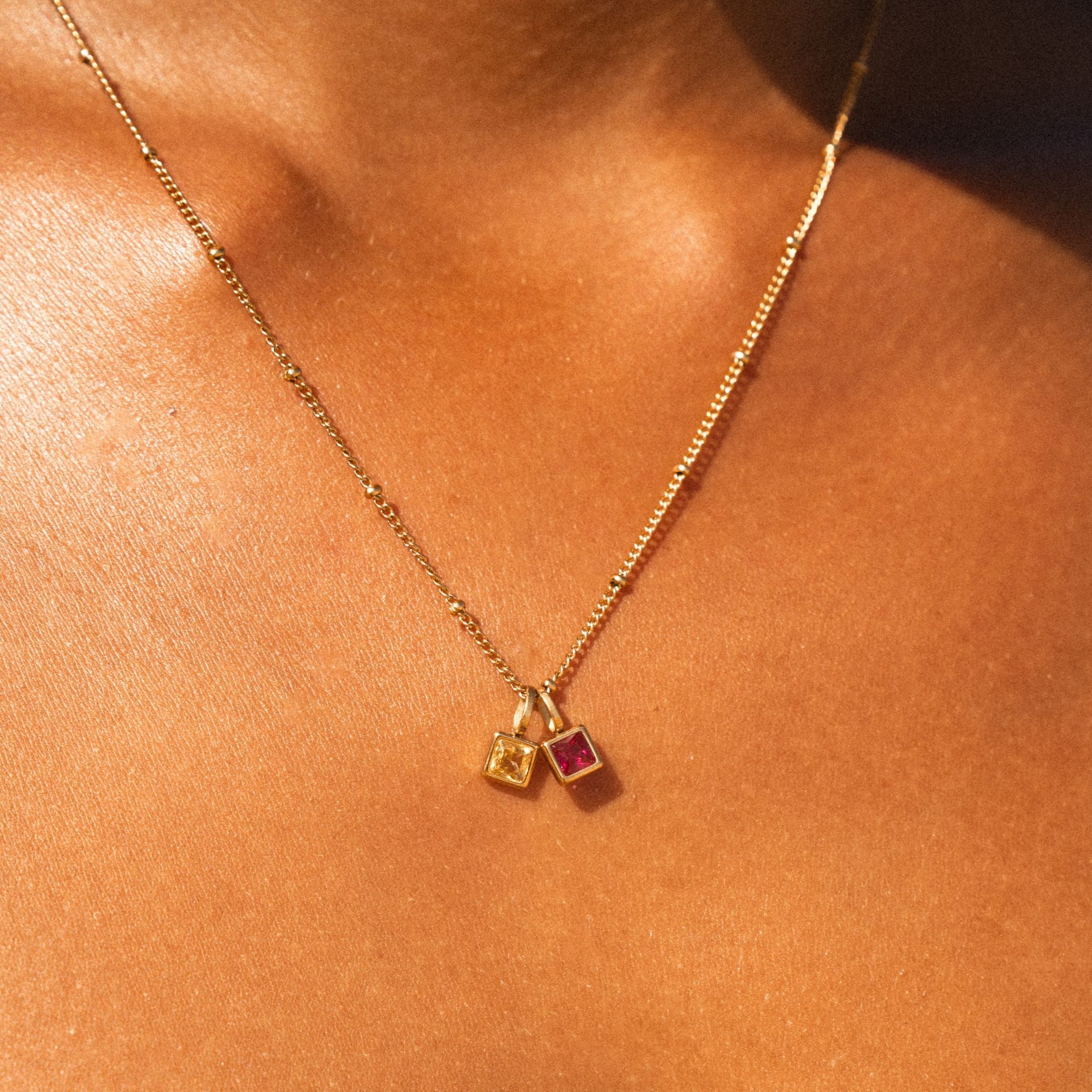 Collier pendentif avec initiales et pierre de naissance