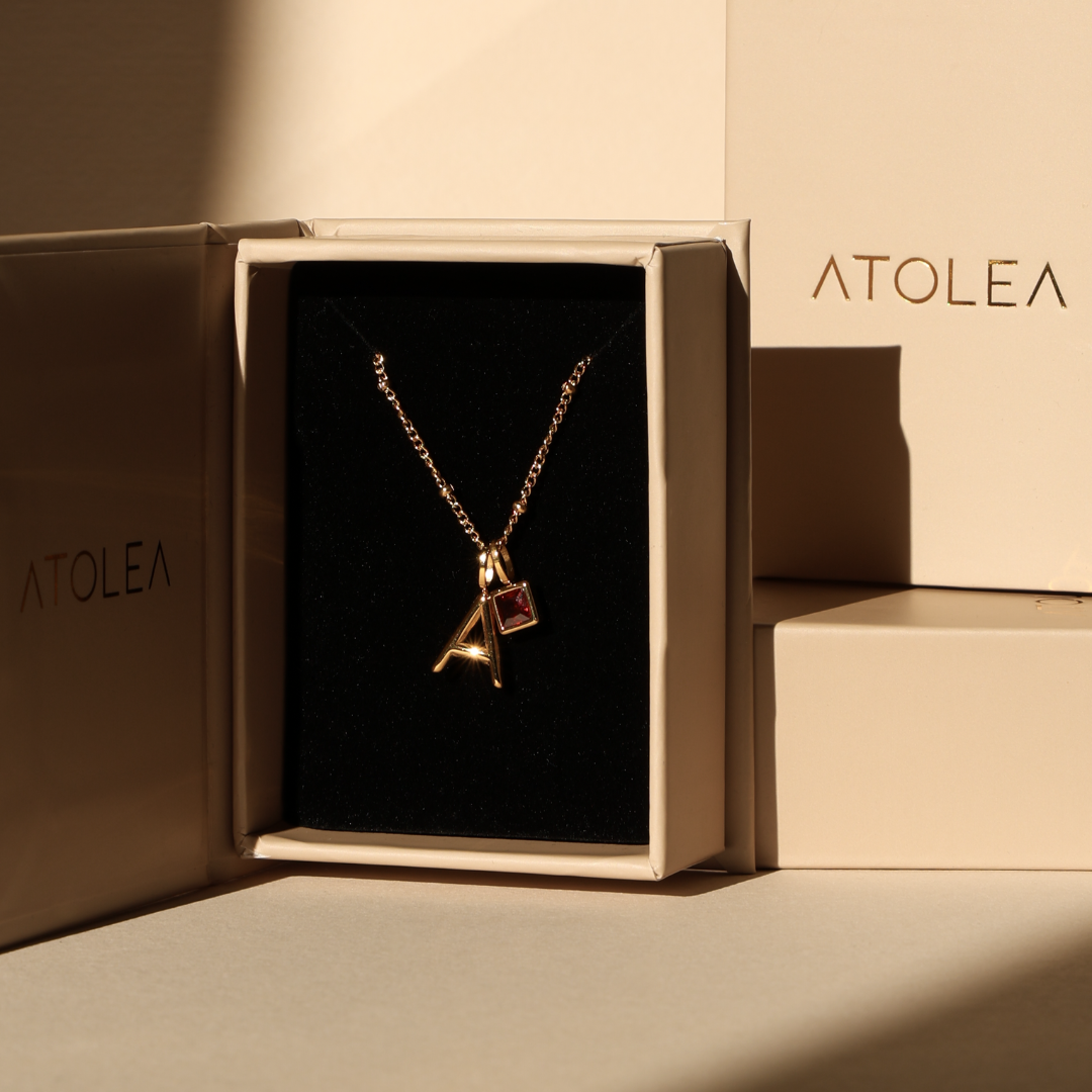 Collier pendentif avec initiales et pierre de naissance