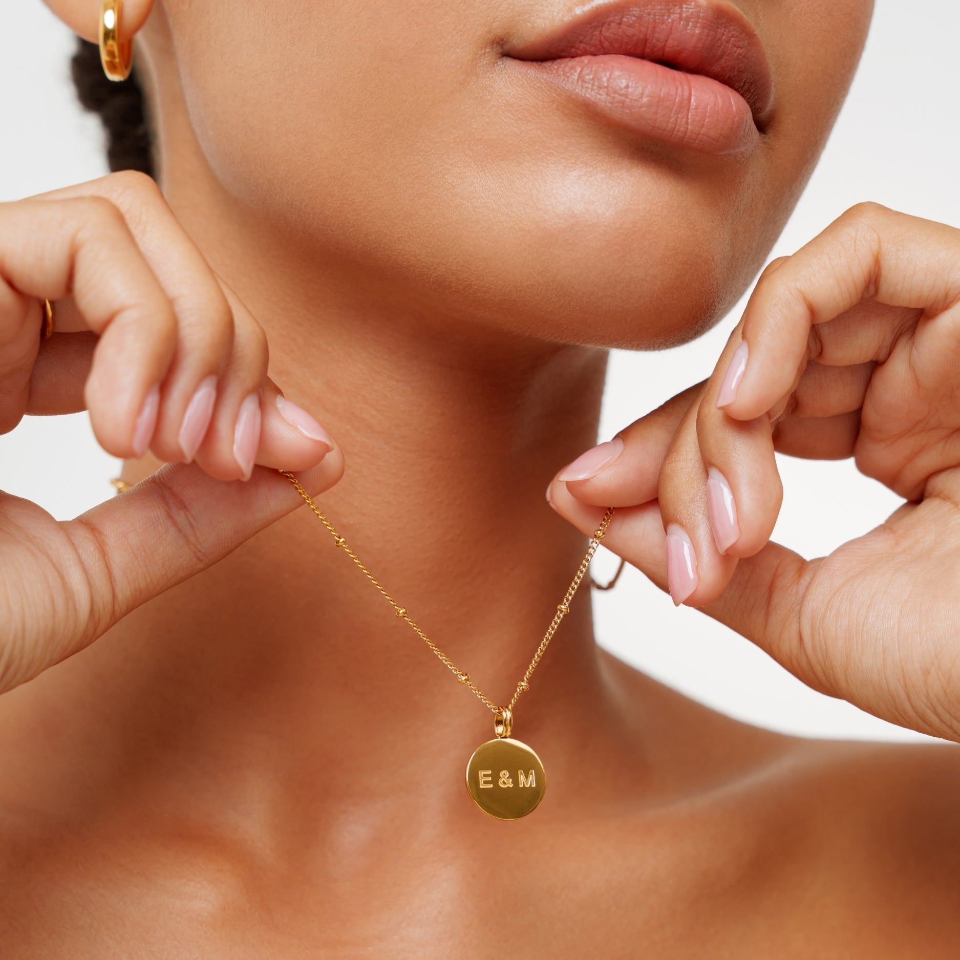 Collier médaillon délicat