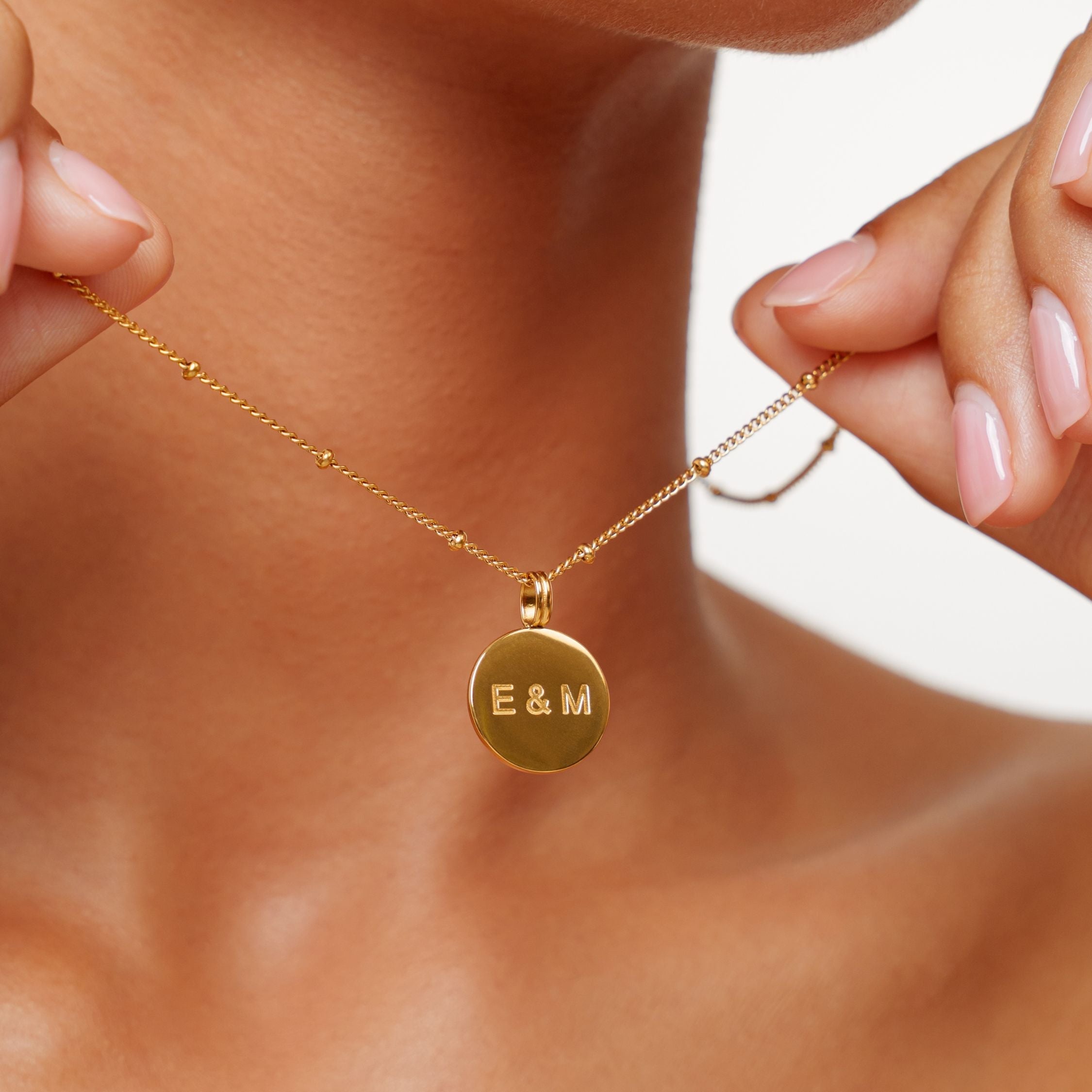 Collier médaillon délicat