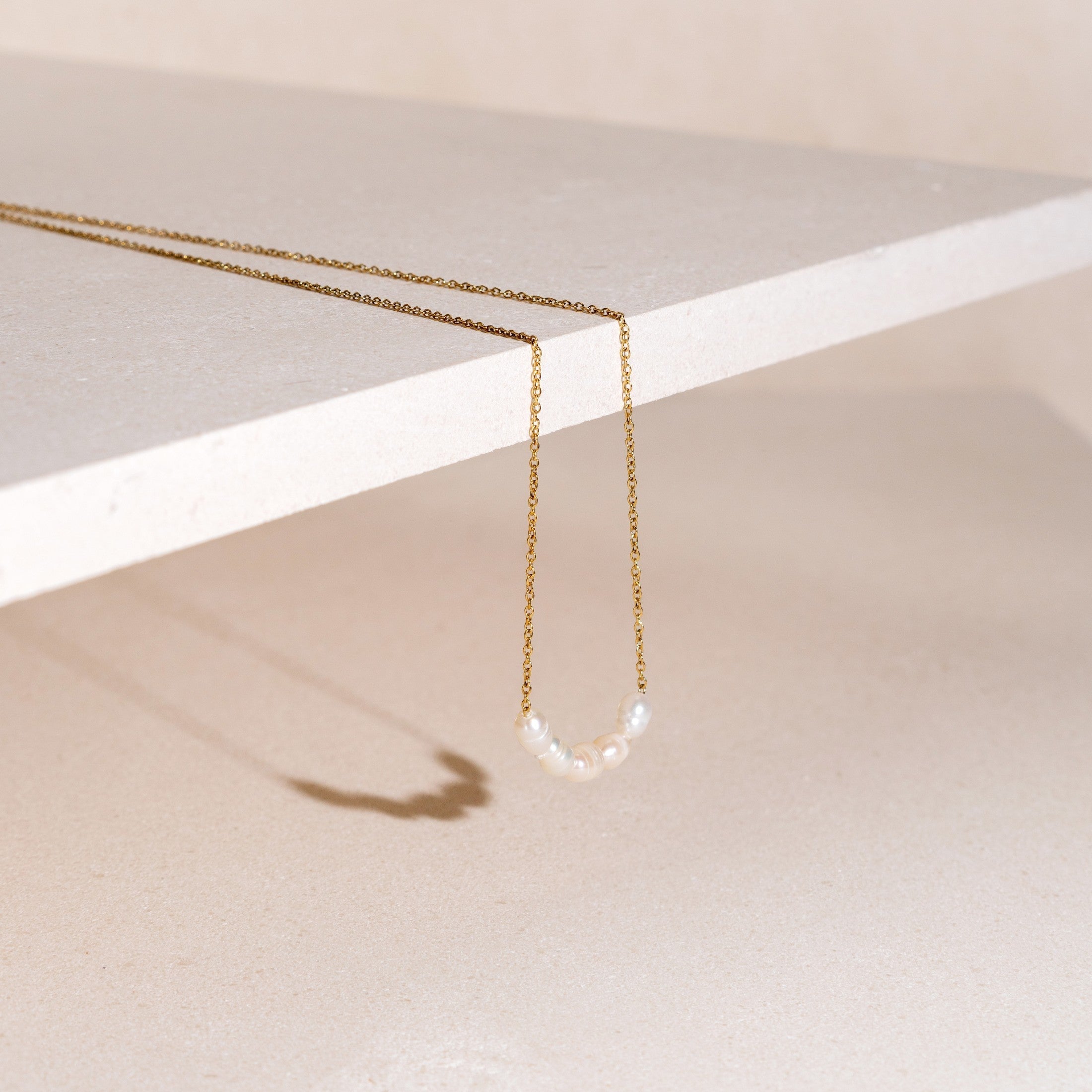 Collier délicat en perles d'eau douce
