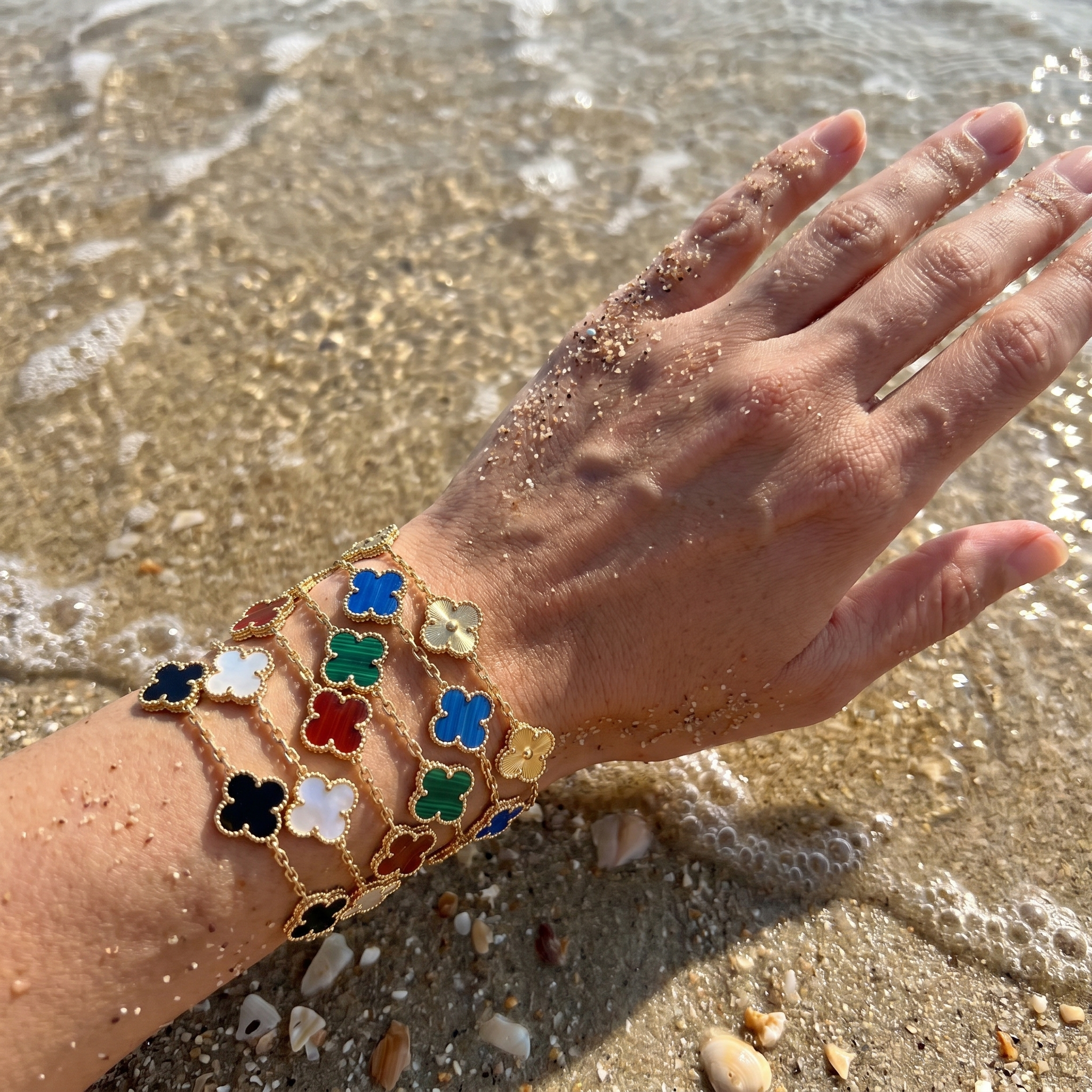 Paquet de six bracelets en trèfle