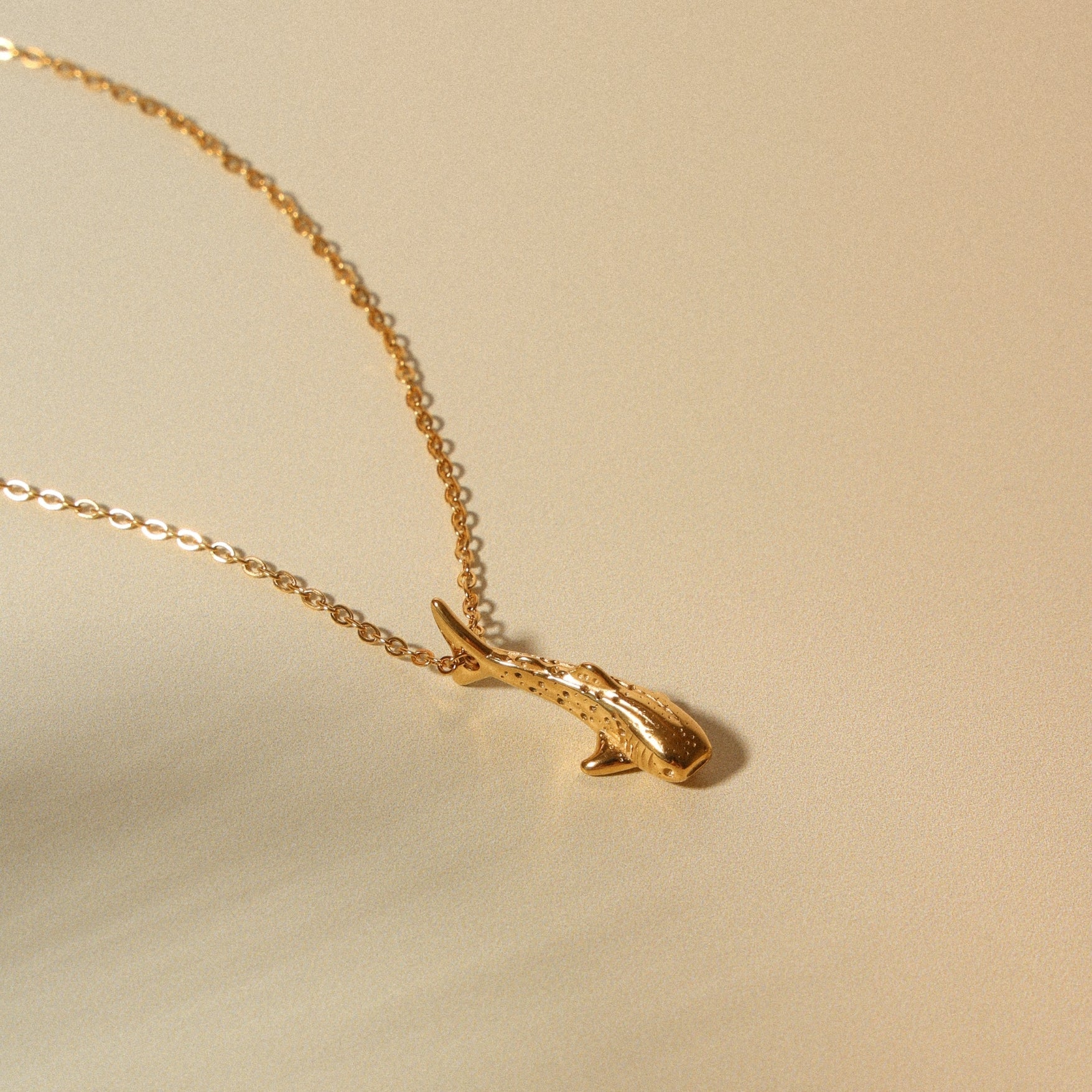 Collier requin-baleine