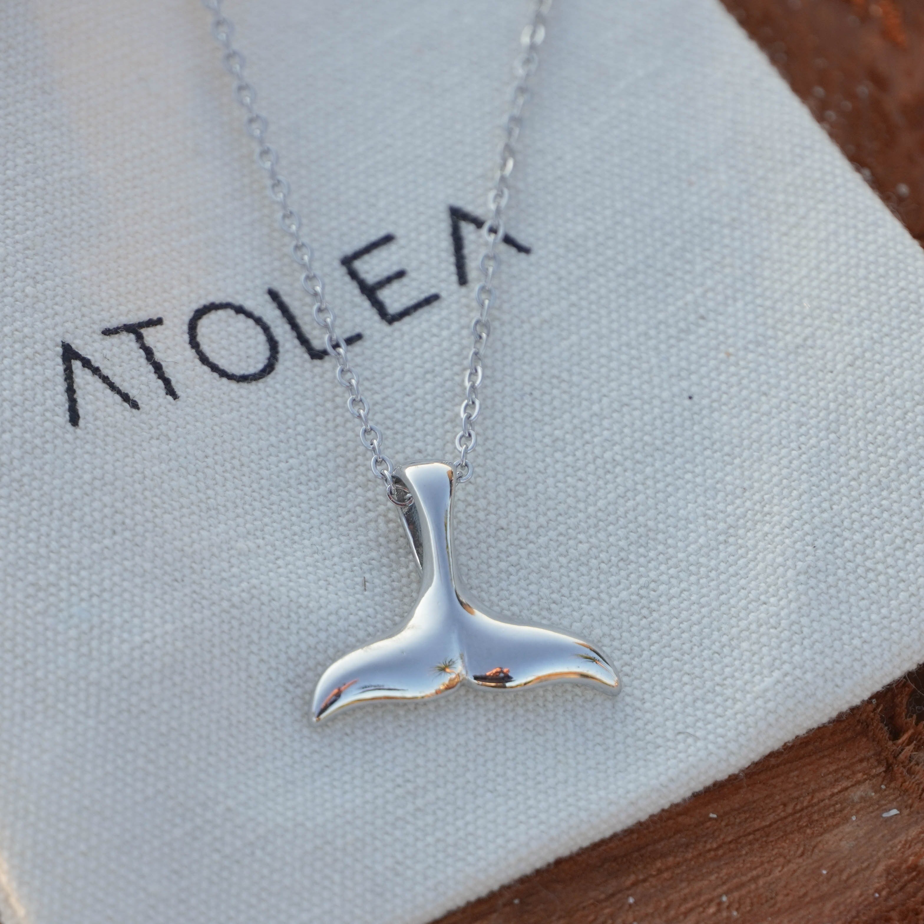Collier en forme de nageoire de baleine