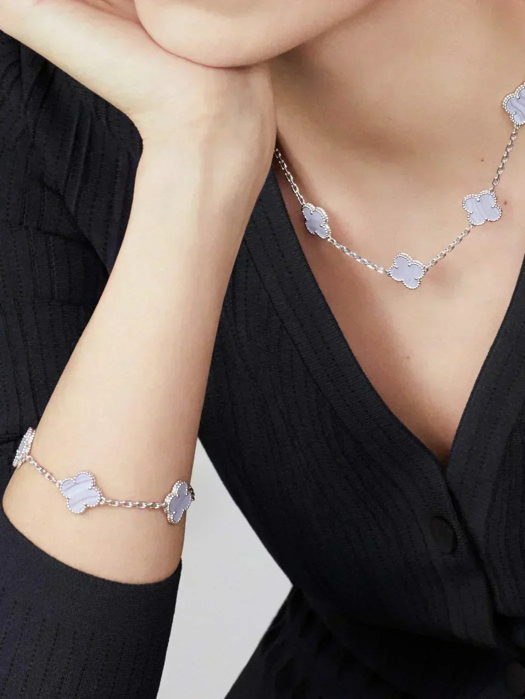 CLOVER | Collier en violet avec 10 motifs