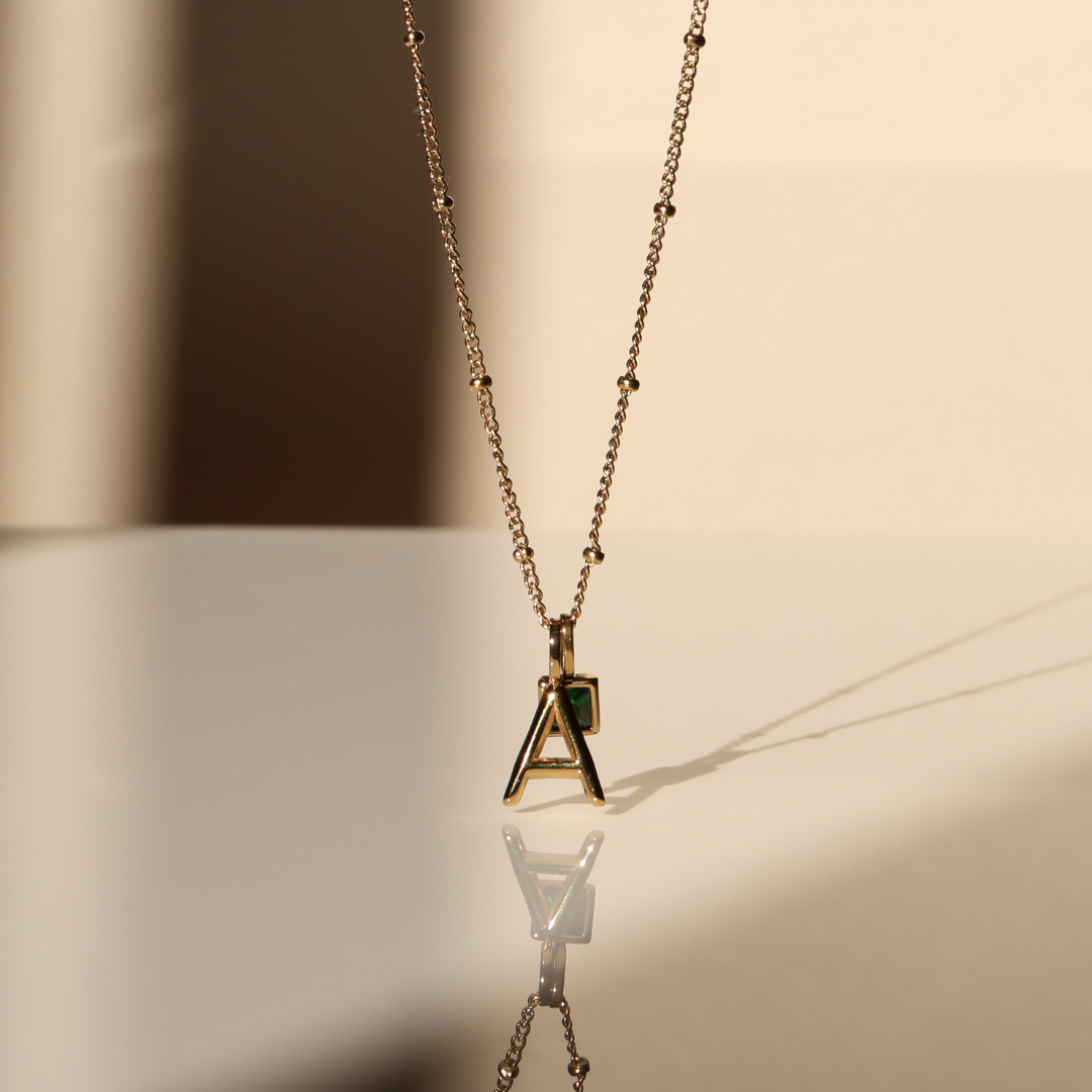 Collier pendentif avec initiales et pierre de naissance