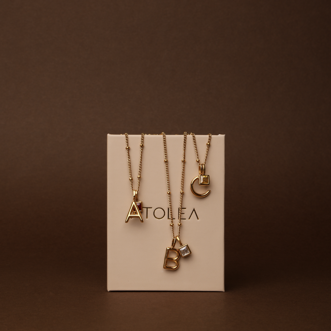 Collier pendentif avec initiales et pierre de naissance