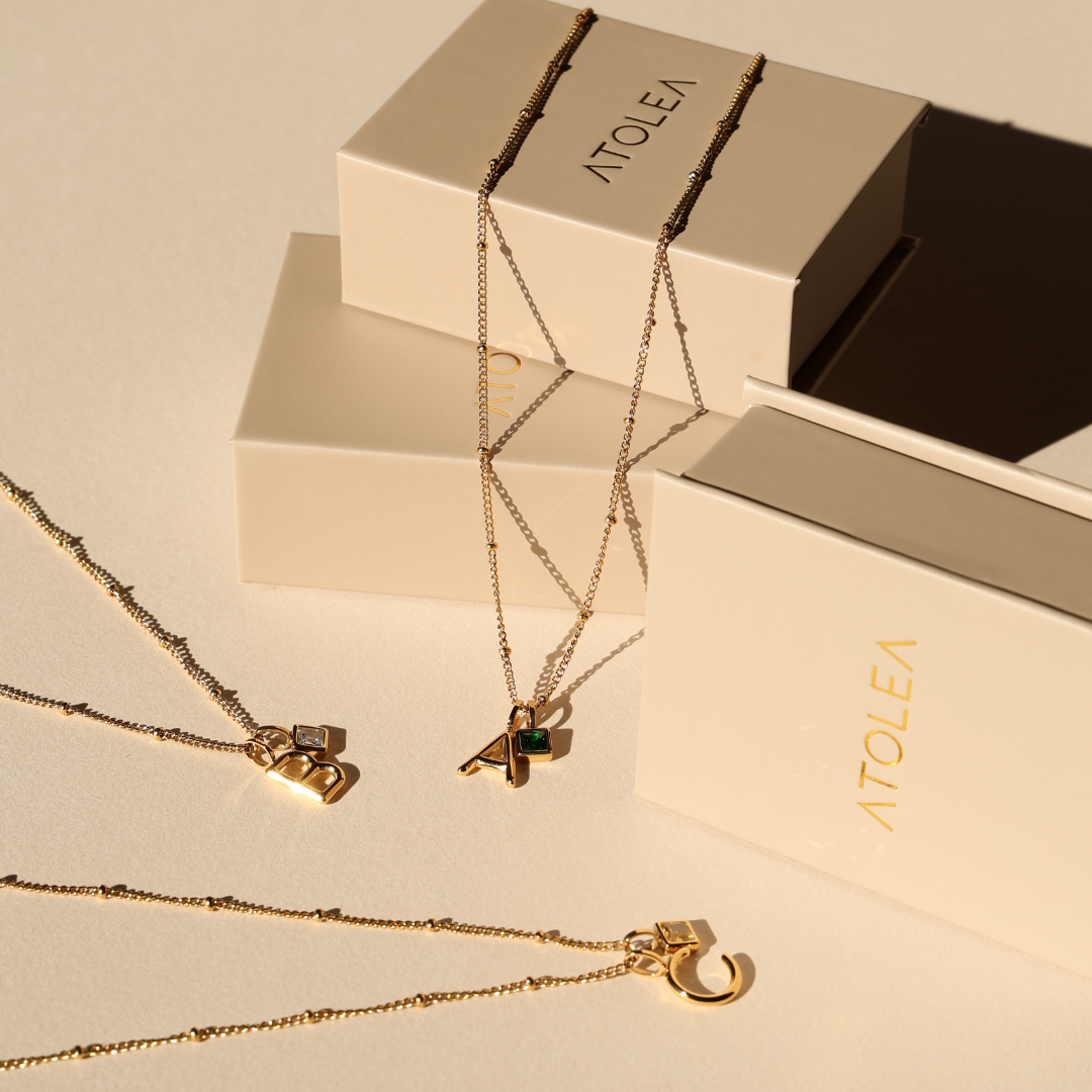 Collier pendentif avec initiales et pierre de naissance