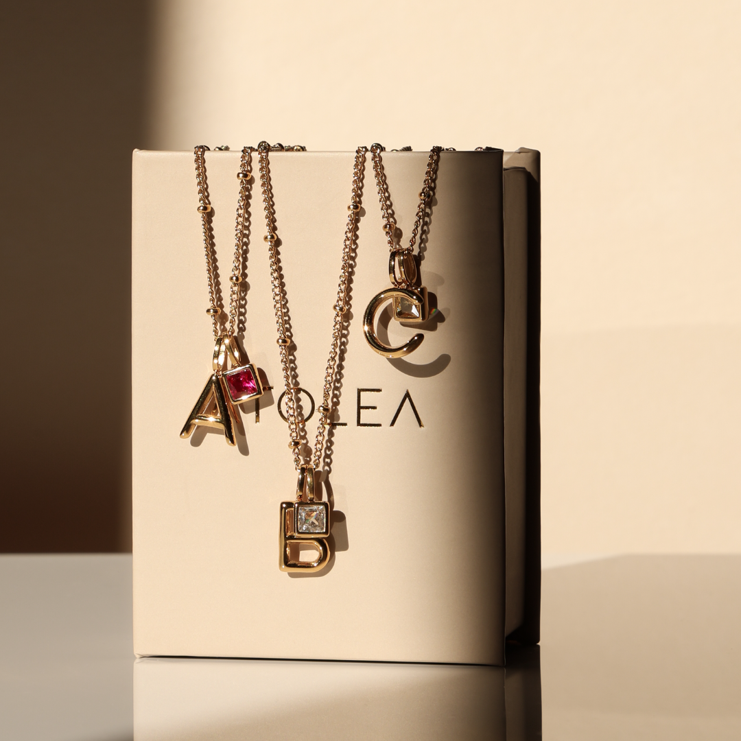 Collier pendentif avec initiales et pierre de naissance