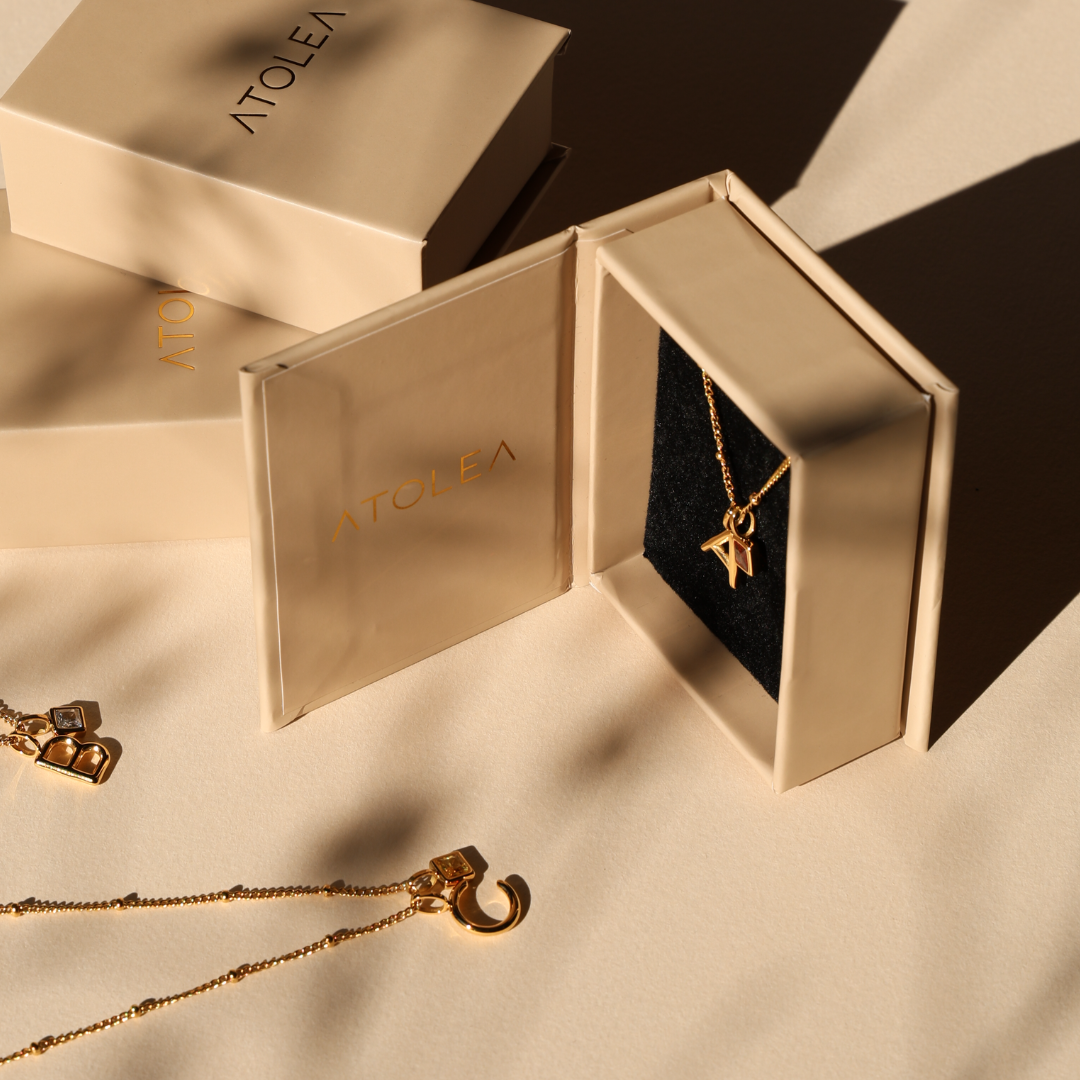 Collier pendentif avec initiales et pierre de naissance