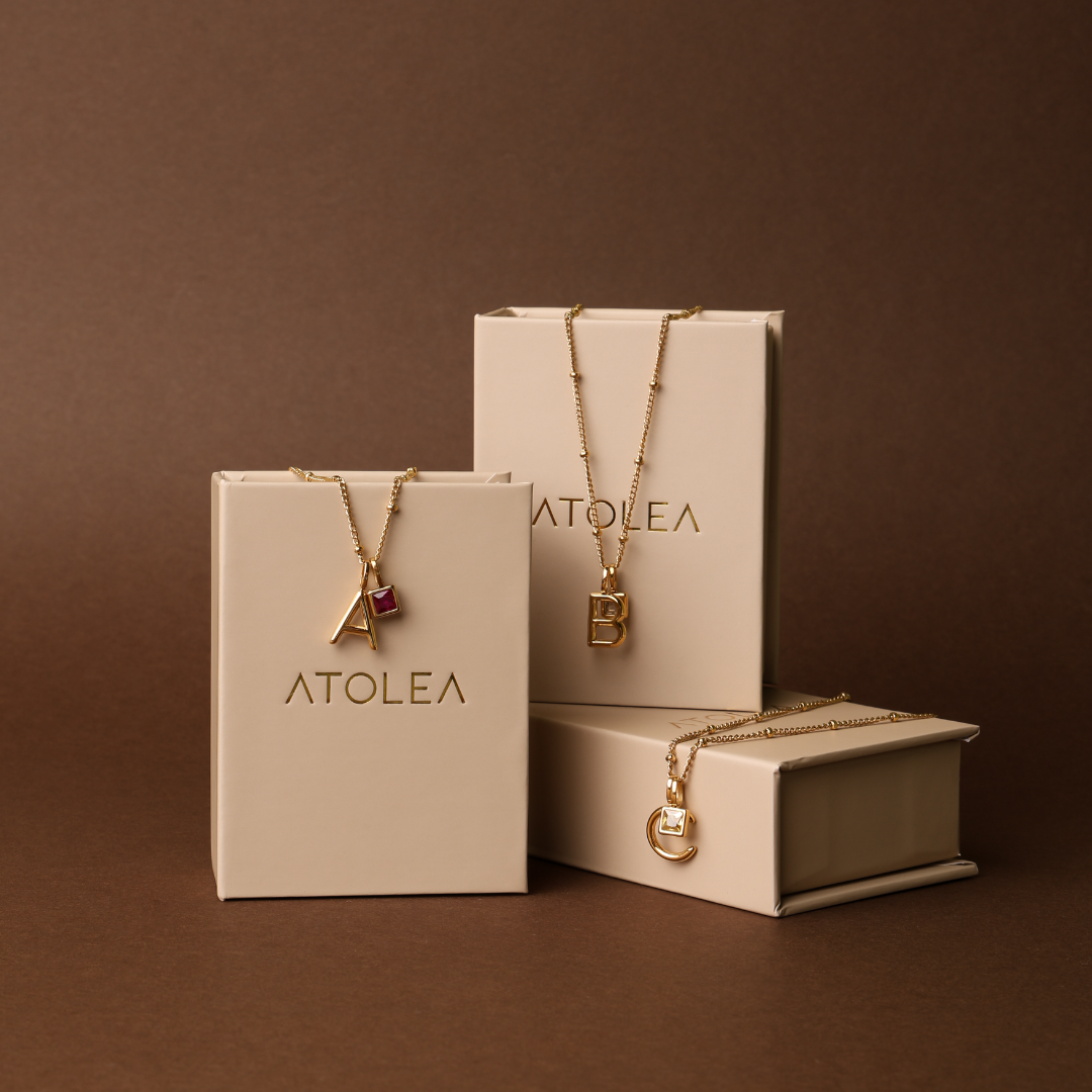 Collier pendentif avec initiales et pierre de naissance