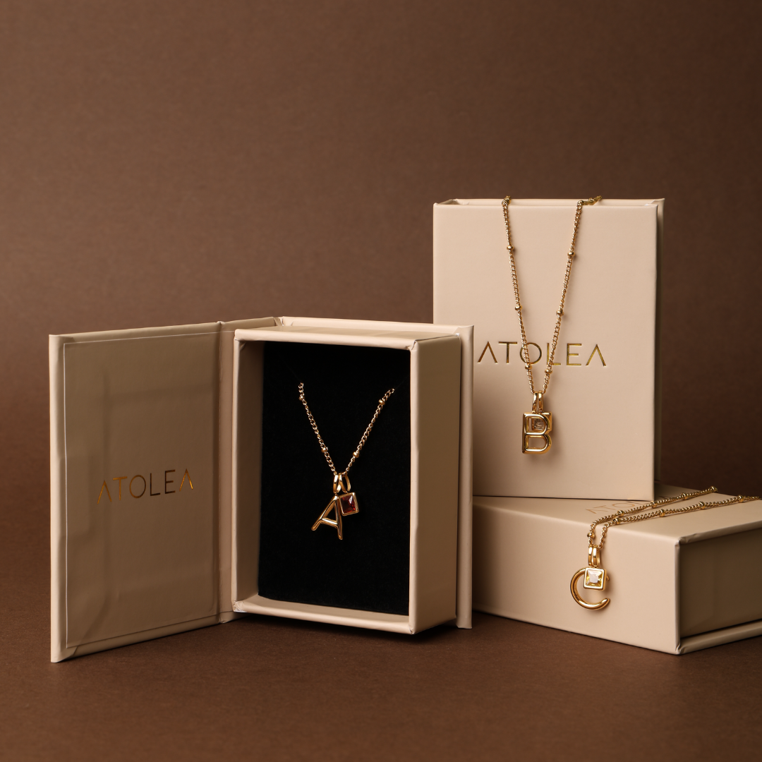 Collier pendentif avec initiales et pierre de naissance
