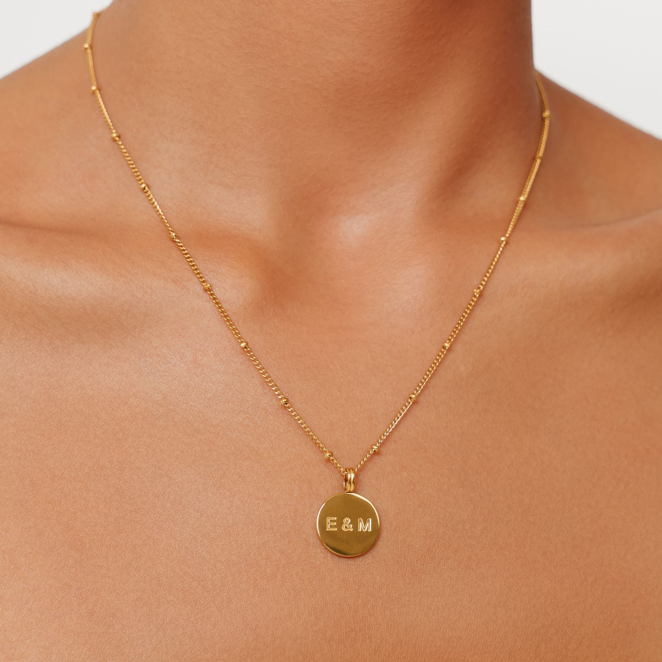 Collier médaillon délicat