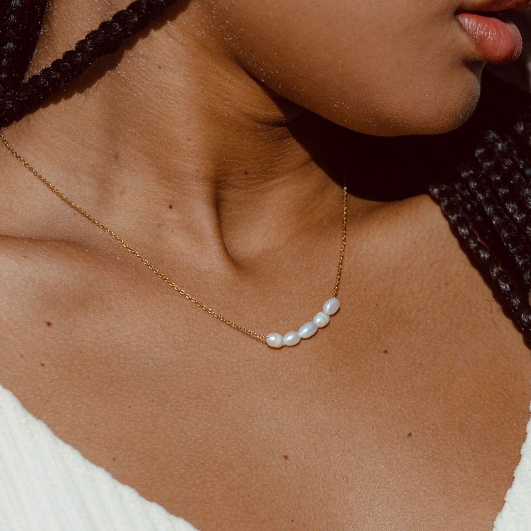 Collier délicat en perles d'eau douce