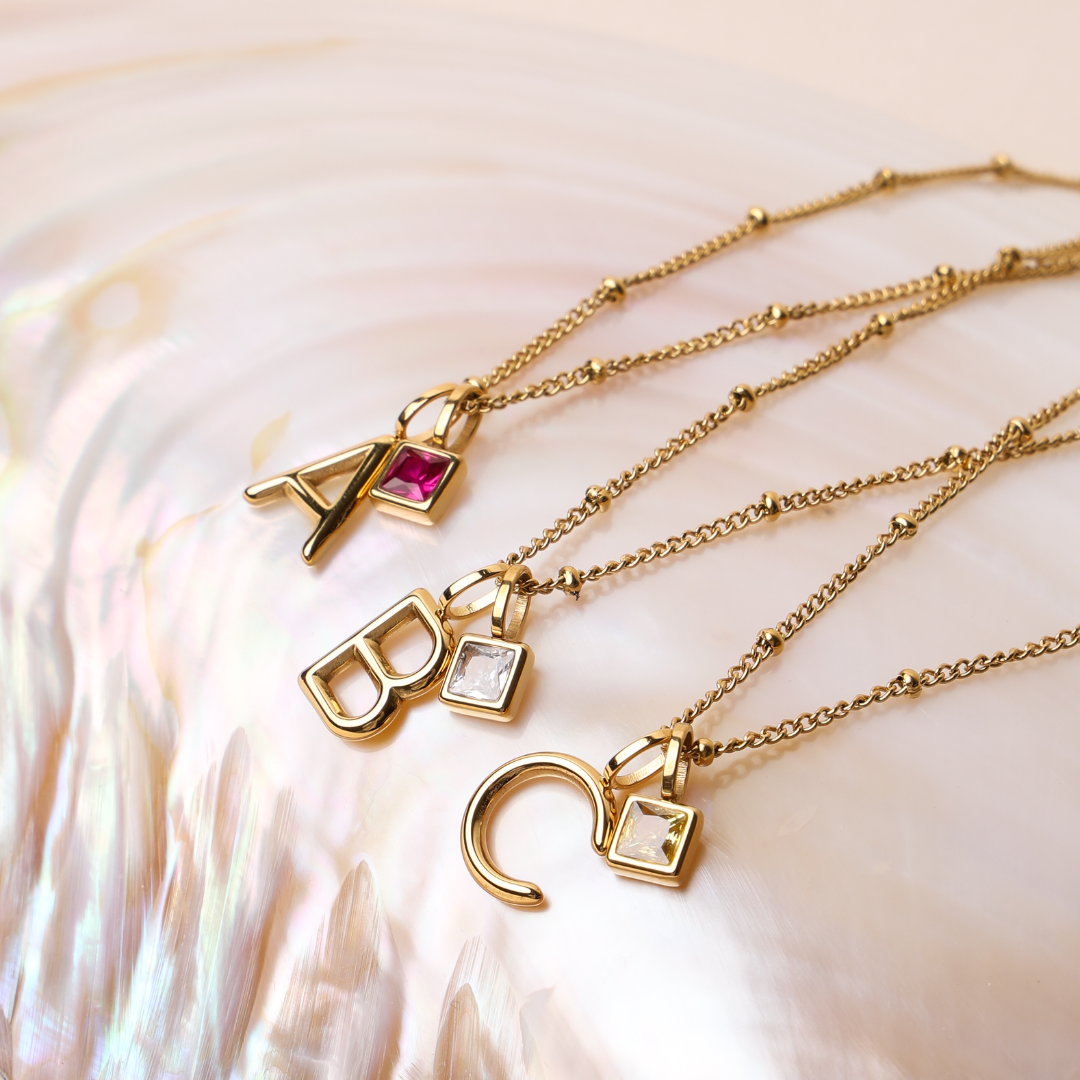 Collier pendentif avec initiales et pierre de naissance