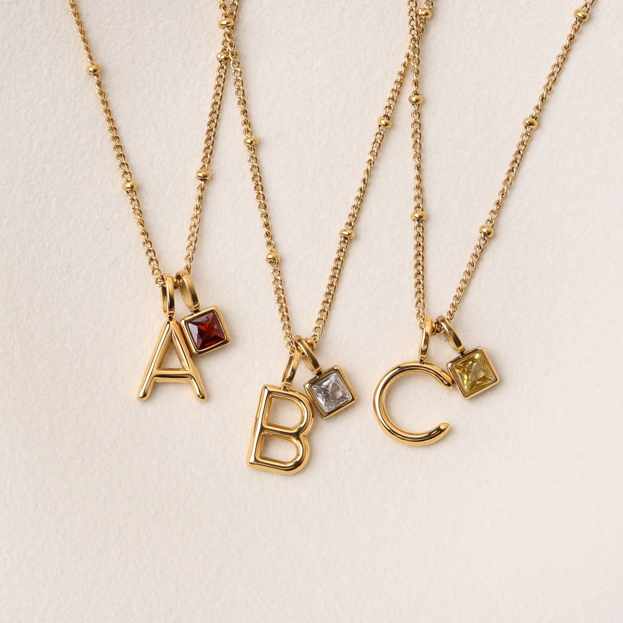 Collier pendentif avec initiales et pierre de naissance