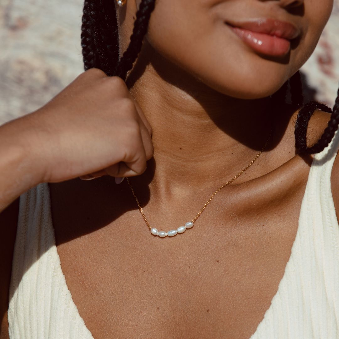 Collier délicat en perles d'eau douce