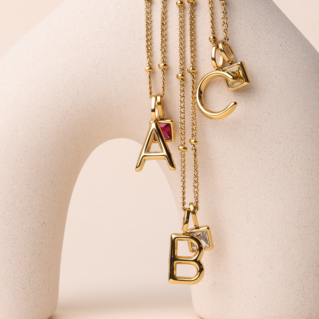 Collier pendentif avec initiales et pierre de naissance