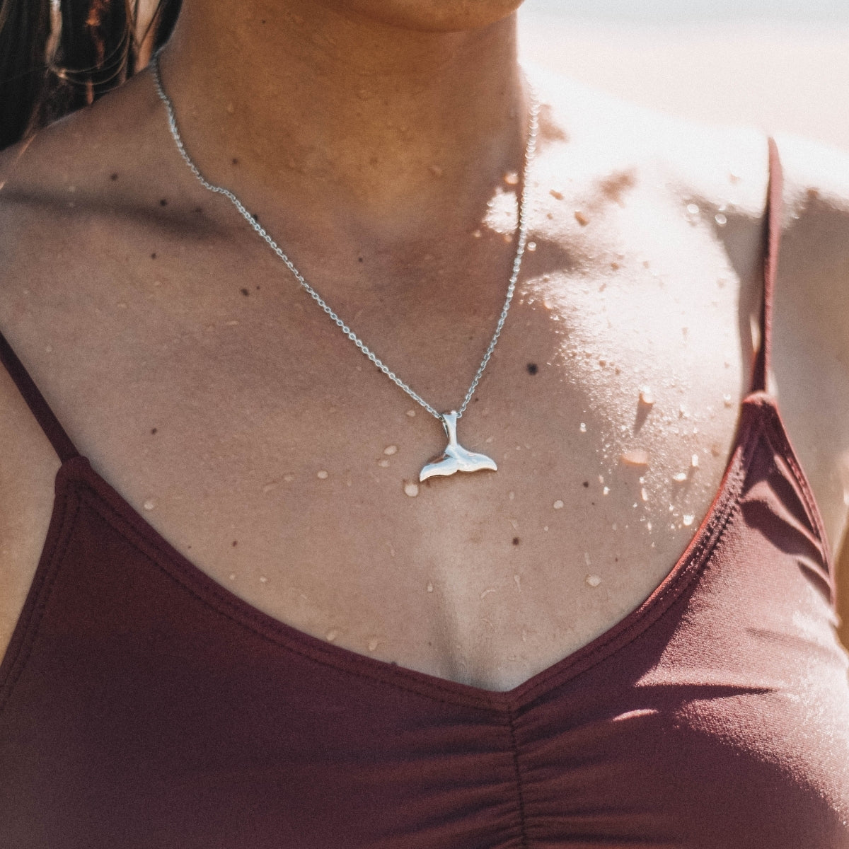 Collier en forme de nageoire de baleine